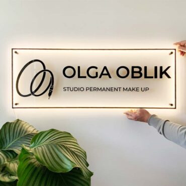 Logo acrylique personnalisé Black sign with backlit 3D lettering - sign in Morocco – Gifts et Decor Maroc