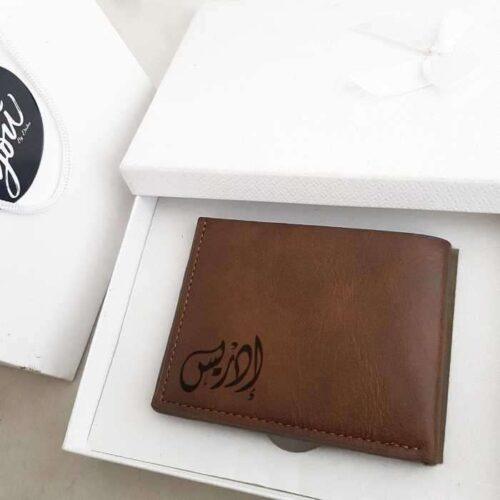 Portefeuille-Personnalise-idriss-scaled-1-500x500 Portefeuille Personnalisé avec logo ou texte de votre choix 1 – Gifts et Decor Maroc