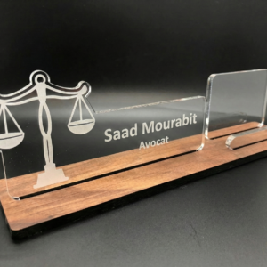 Plaque de nom professionnelle en plexiglas gravé sur base en bois vue de face Avocat