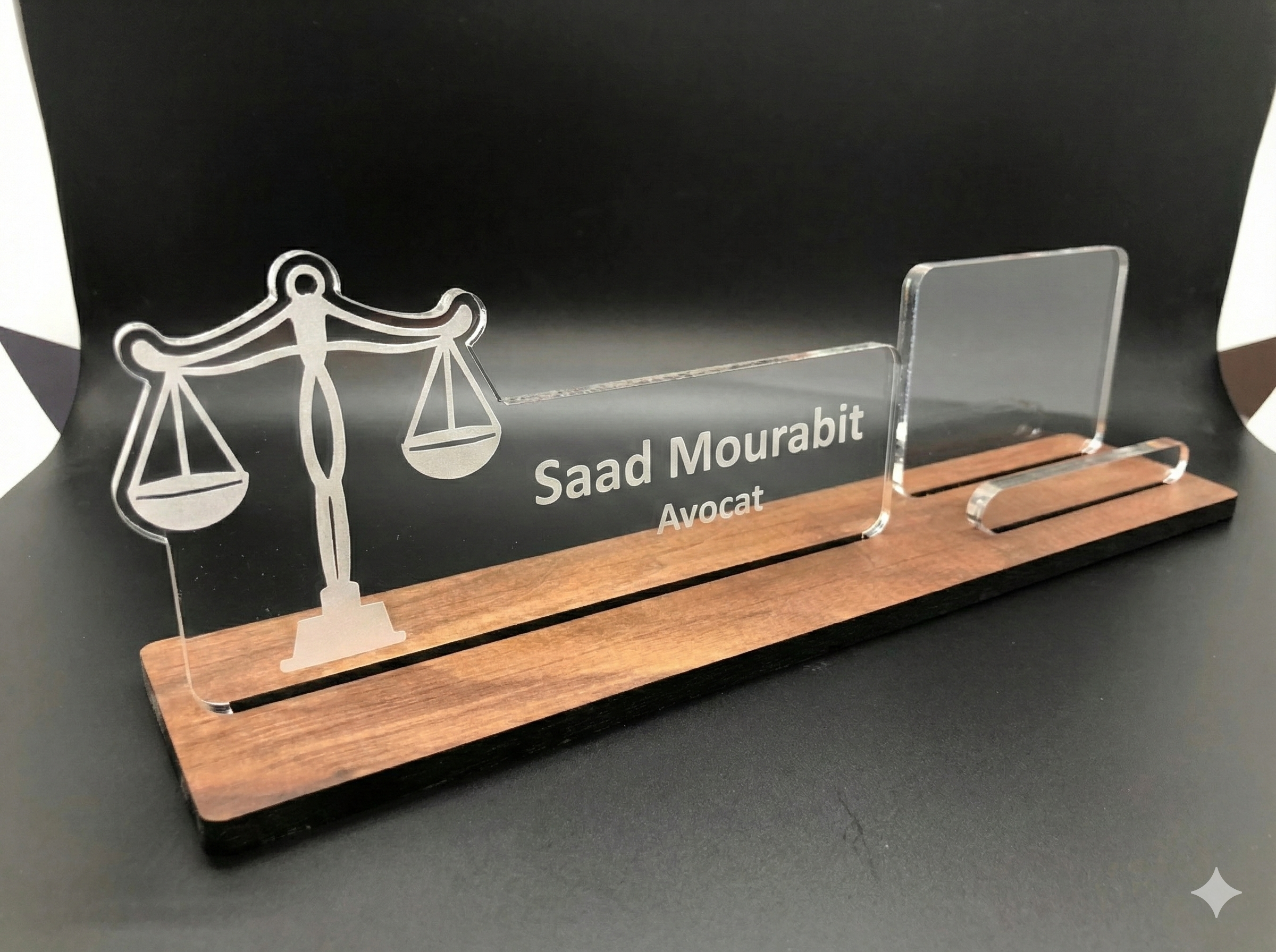 Plaque de nom professionnelle en plexiglas gravé sur base en bois vue de face Avocat